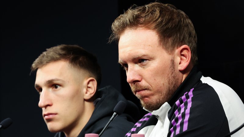 Bundestrainer Julian Nagelsmann (r.) und Nico Schlotterbeck | Bild: picture-alliance/dpa Bundestrainer Julian Nagelsmann (r.) und Nico Schlotterbeck