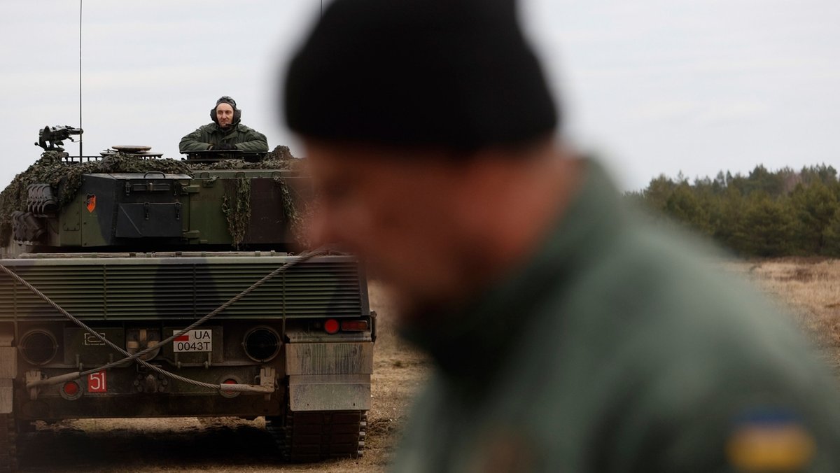 Ausbildung ukrainischer Soldaten an Leopard-Panzern in Polen