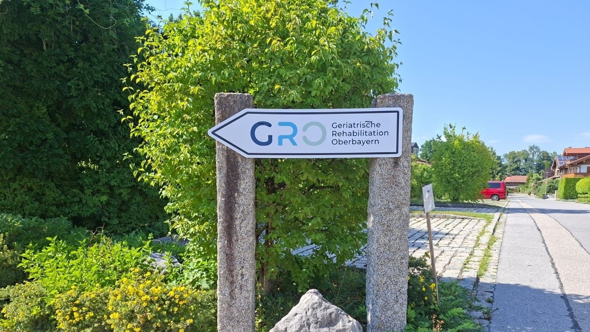 Ein Schild, auf dem "Geriatrische Rehabilitation Oberbayern" steht | Bild: Bayerischer Rundfunk 2026 / Claudia Gürkov Ein Schild, auf dem "Geriatrische Rehabilitation Oberbayern" steht