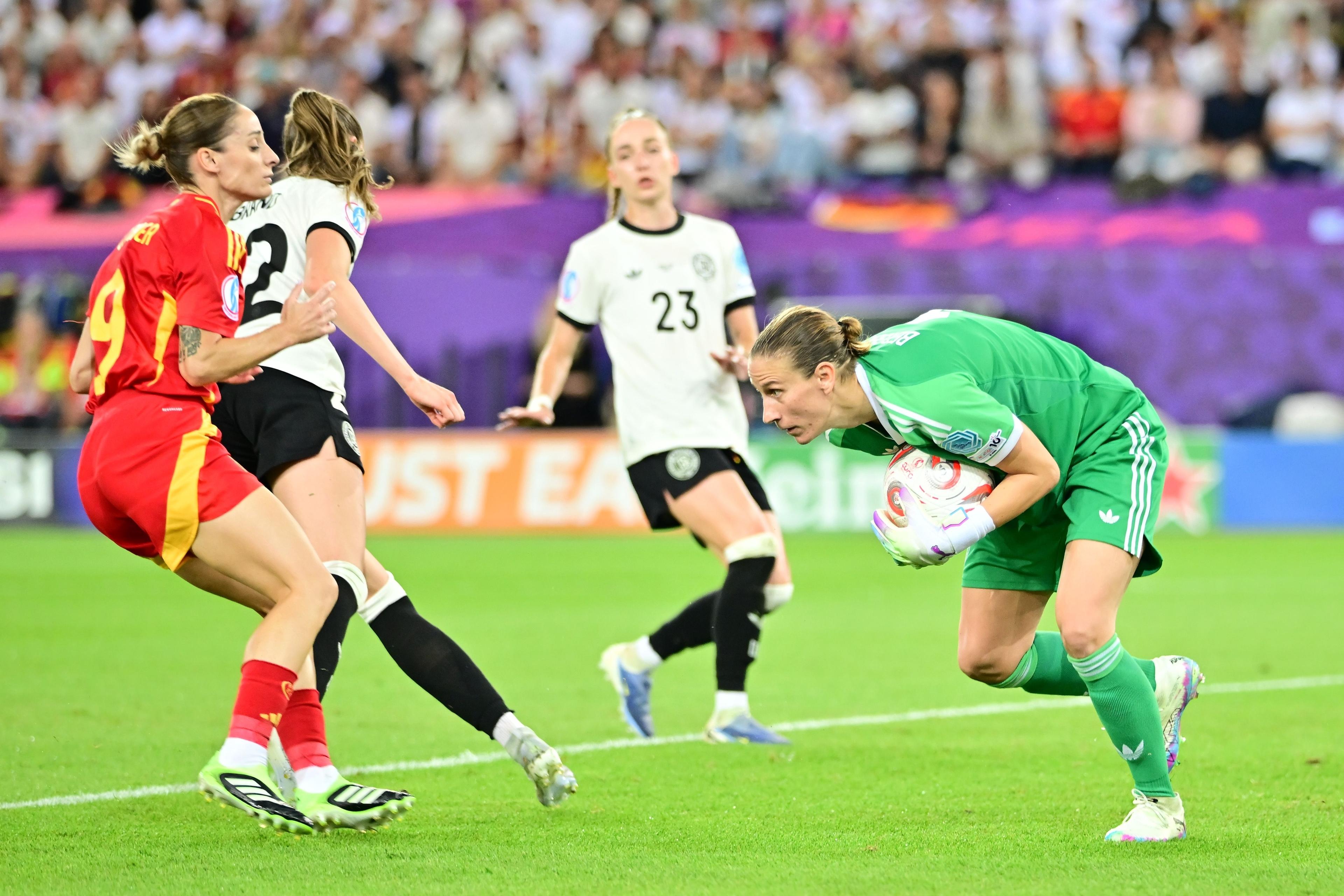 ARCHIV - 23.07.2025, Schweiz, Zürich: Fußball, Frauen: EM, Deutschland - Spanien, Finalrunde, Halbfinale, Deutschlands Torhüterin Ann-Katrin Berger (r) rettet den Ball. 