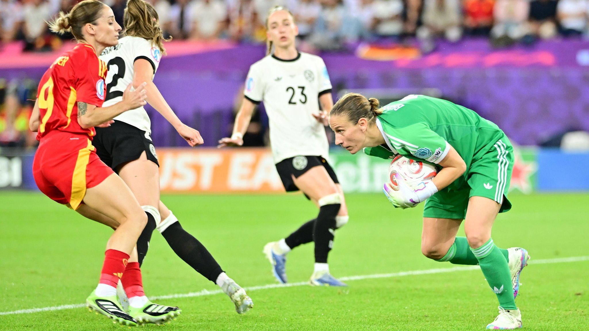 ARCHIV - 23.07.2025, Schweiz, Zürich: Fußball, Frauen: EM, Deutschland - Spanien, Finalrunde, Halbfinale, Deutschlands Torhüterin Ann-Katrin Berger (r) rettet den Ball. 