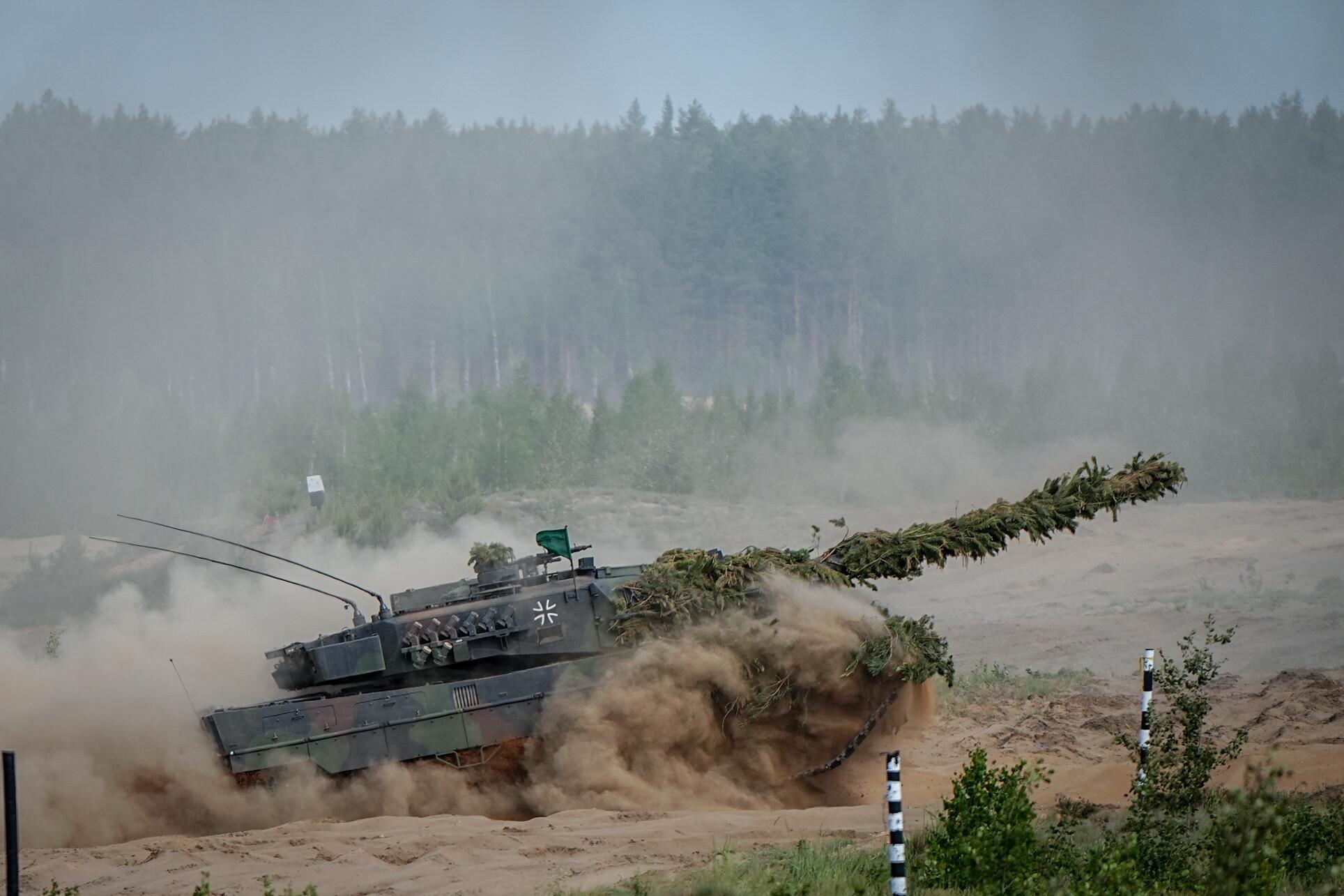 (Symbolbild) Der Kampfpanzer Leopard 2 von KNDS bei einer Übung der Bundeswehr.