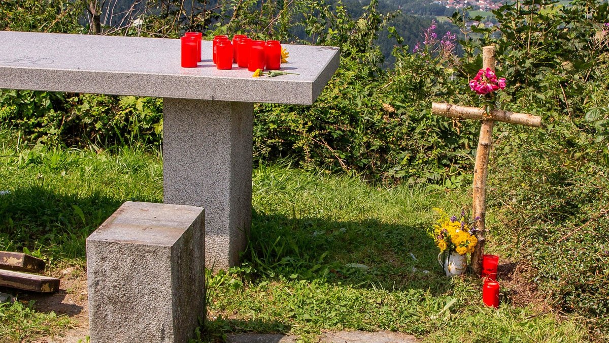 Der Unfallort mit einem Kreuz, Blumen und Kerzen (Archivbild)