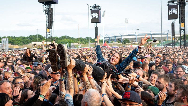 Eine Zuschauerin wird beim Open-Air-Festival "Rock im Park" während eines Konzerts beim Crowd-Surfing auf Händen getragen. | Bild: dpa-Bildfunk/Daniel Karmann Eine Zuschauerin wird beim Open-Air-Festival "Rock im Park" während eines Konzerts beim Crowd-Surfing auf Händen getragen.