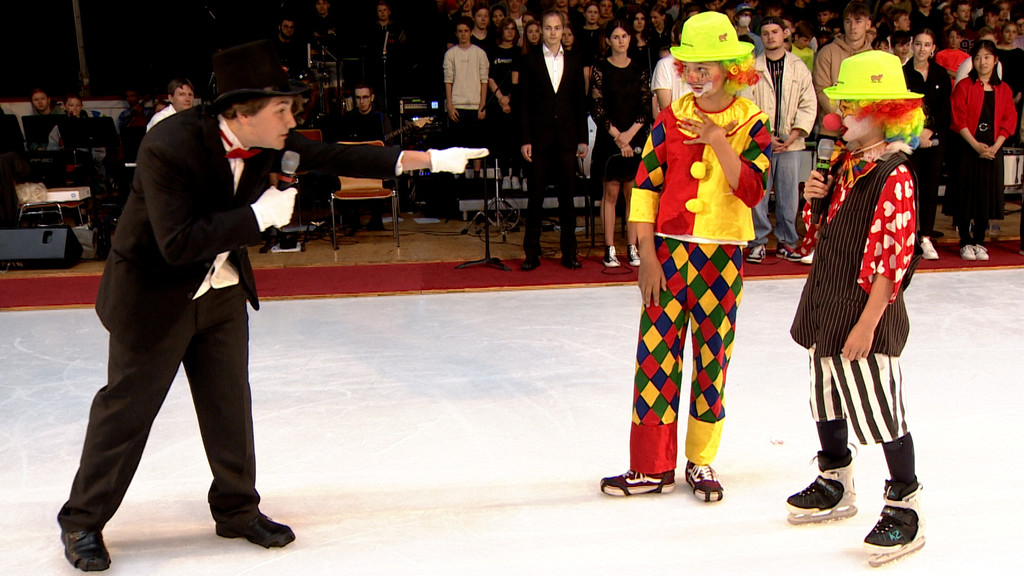 Zirkusdirektor Serafim zusammen auf dem Eis mit den Clowns Aurelia und Ida