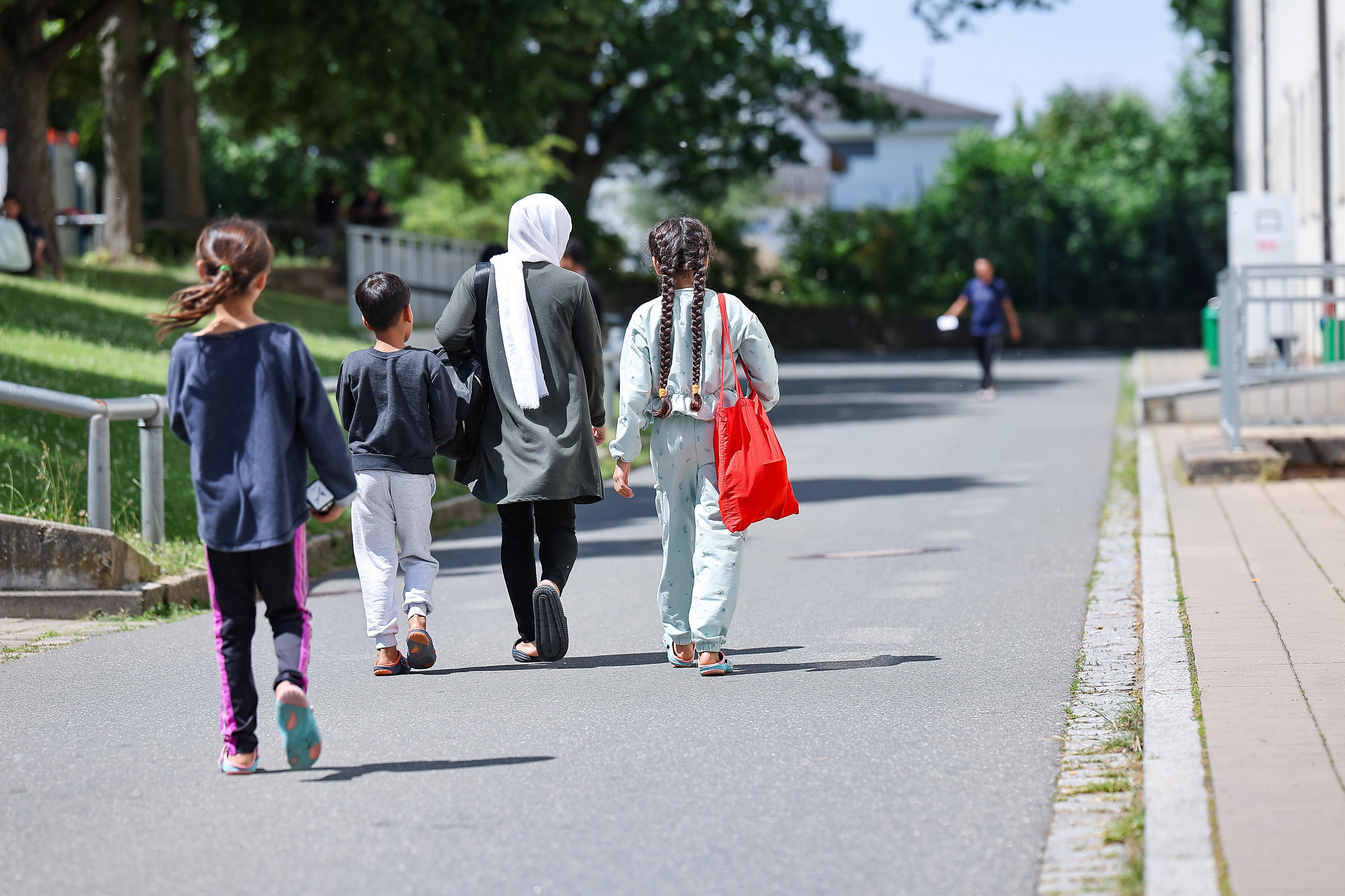 18.06.24: Eine Familie geht in der Zentralen Aufnahmeeinrichtung für Asylbewerber im bayerischen Zirndorf über das Gelände (Symbolbild).