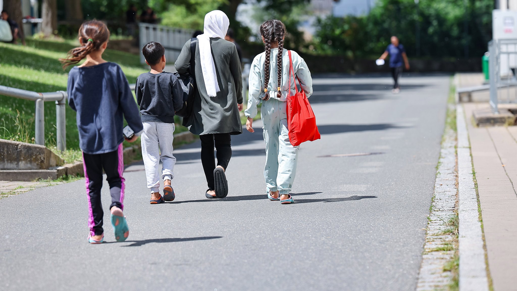 18.06.24: Eine Familie geht in der Zentralen Aufnahmeeinrichtung für Asylbewerber im bayerischen Zirndorf über das Gelände (Symbolbild).