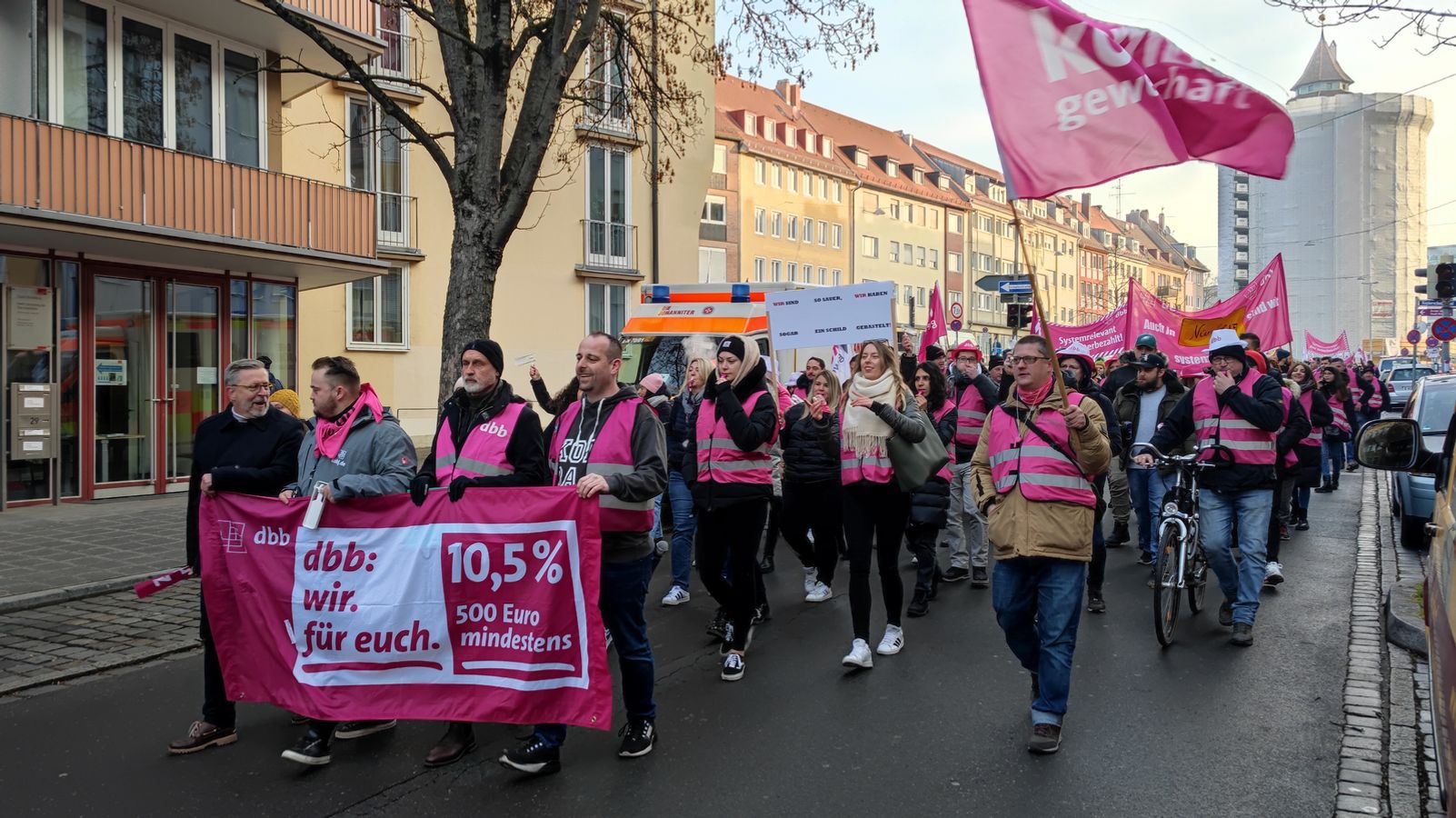Öffentlicher Dienst: Tausende bei Streik-Aktion in Nürnberg | BR24