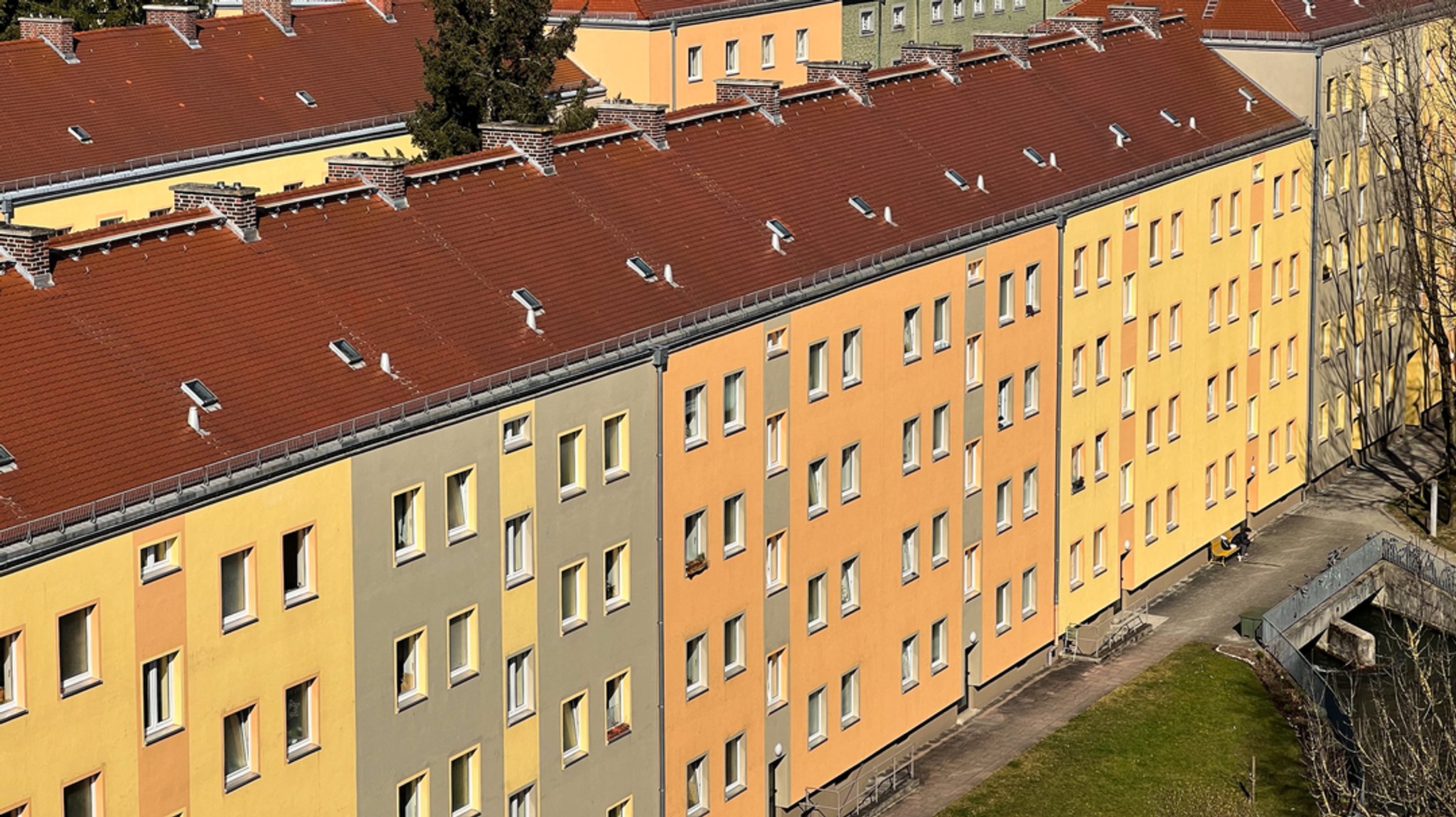 Wohnblöcke von oben (Symbolbild)