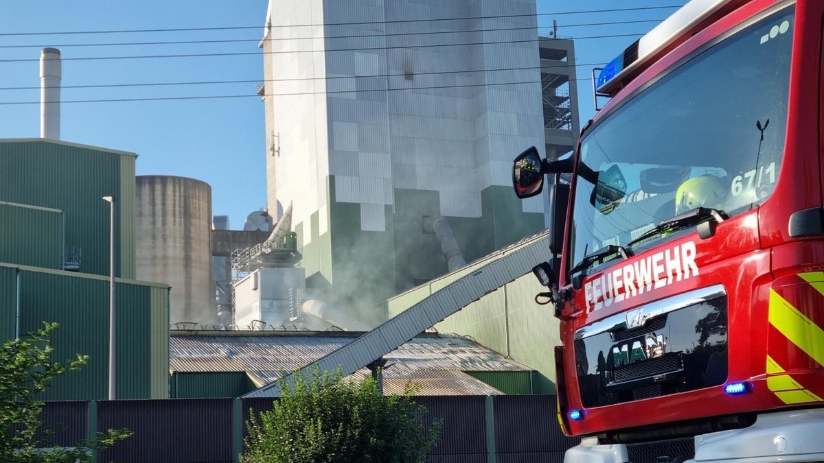 Nach Großbrand: Schaden in Zementwerk wird überprüft