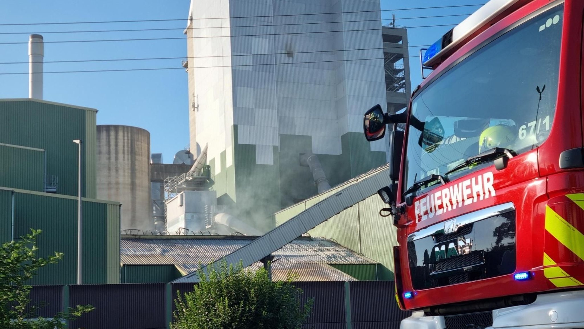Nach Großbrand: Schaden in Zementwerk wird überprüft
