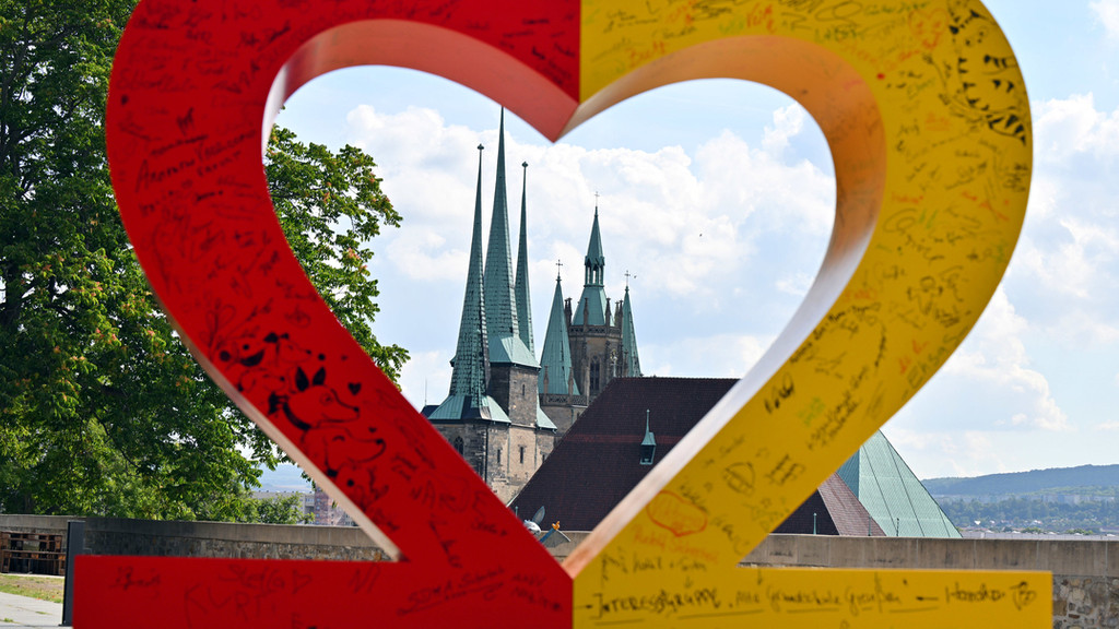 Ein Herz, gebildet aus der Jahreszahl 22, symbolisiert die Thüringer Bundesratspräsidentschaft und den Tag der Deutschen Einheit.