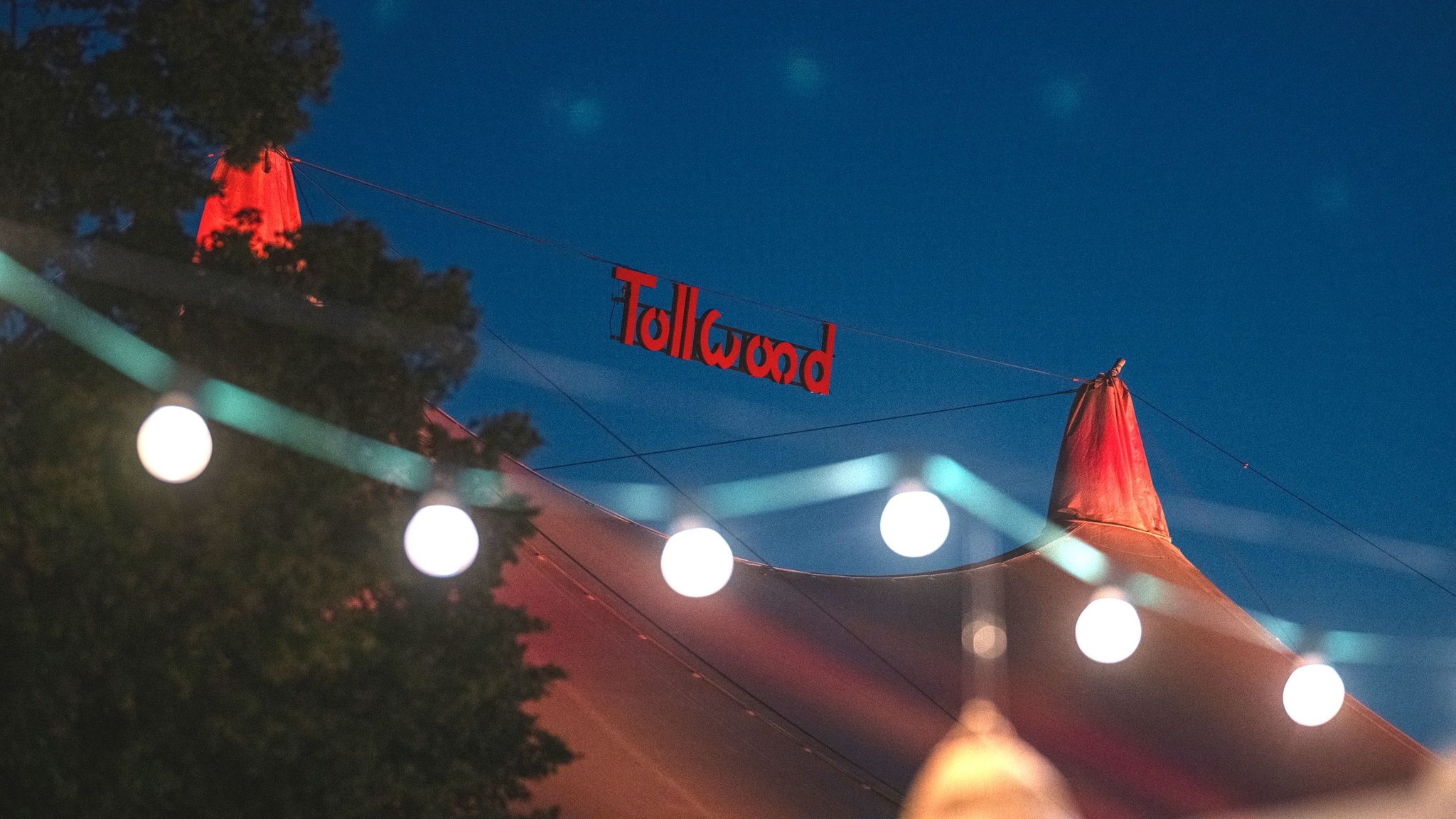 Zelt auf dem Tollwood mit Schriftzug "Tollwood". | Bild: Alexander Scharf Zelt auf dem Tollwood mit Schriftzug "Tollwood".