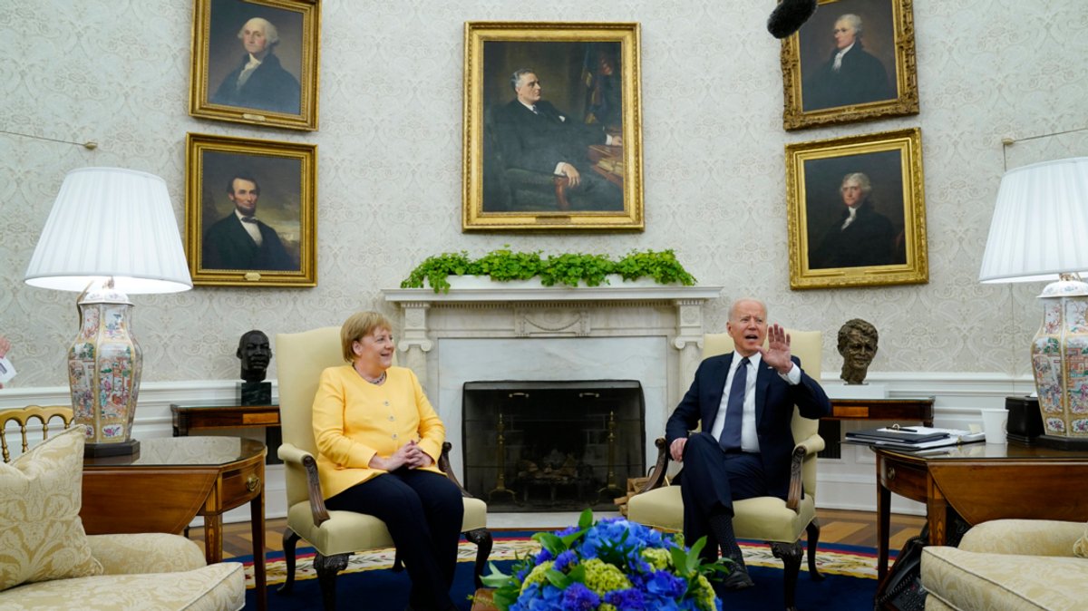 Bundeskanzlerin Angela Merkel (CDU, l), trifft sich zu einem Gespräch mit US-Präsident Joe Biden im Oval Office des Weißen Hauses.