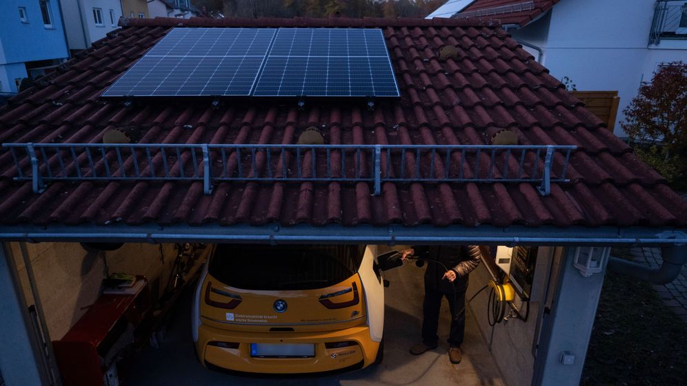 Das Auto mit eigens erzeugtem Solarstrom laden: Durch finanzielle Förderung vom Staat soll das einen Beitrag zum Klimaschutz leisten. | Bild:picture alliance/dpa | Marijan Murat