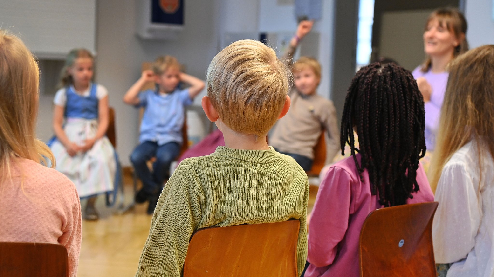 In Deutschland besteht Schulpflicht mit Präsenz, in anderen Ländern Bildungspflicht mit der Möglichkeit zum Homeschooling: Im Hausunterricht werden die Kinder daheim z.B. von den Eltern oder Privatlehrern unterrichtet.
