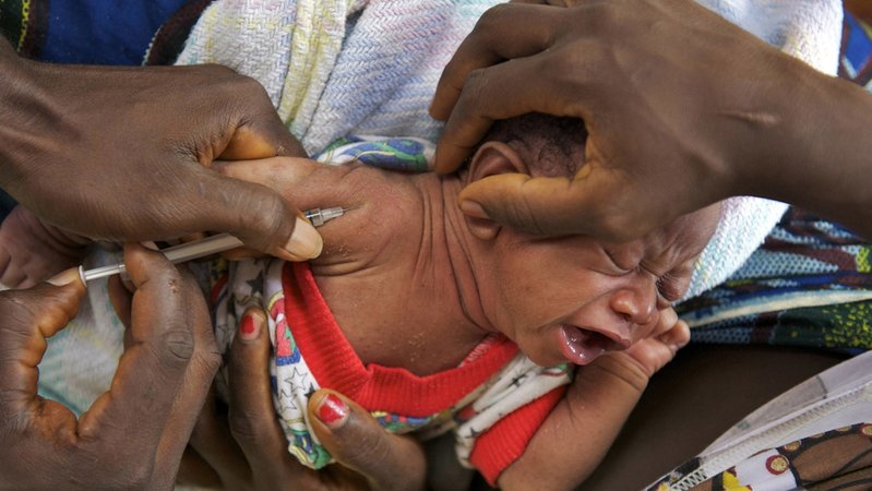 Ein Baby in Tansania erhält eine Spritze