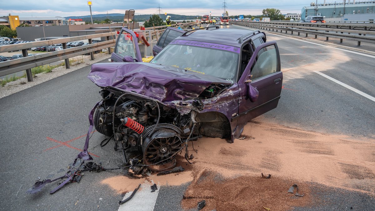 Ein unfallbeschädigtes Auto auf der Autobahn