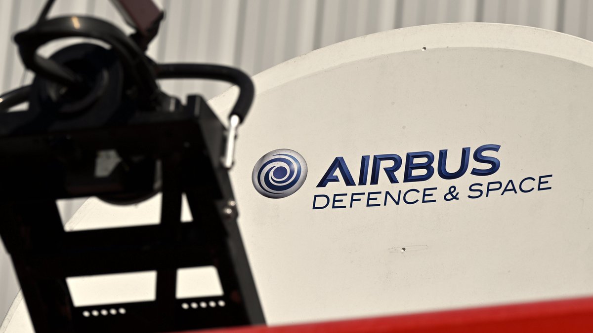 Ein weißes Bauteil mit der Aufschrift "Airbus Defence & Space", davor in Unschärfe ein schwarzes Bauteil (Symbolbild)