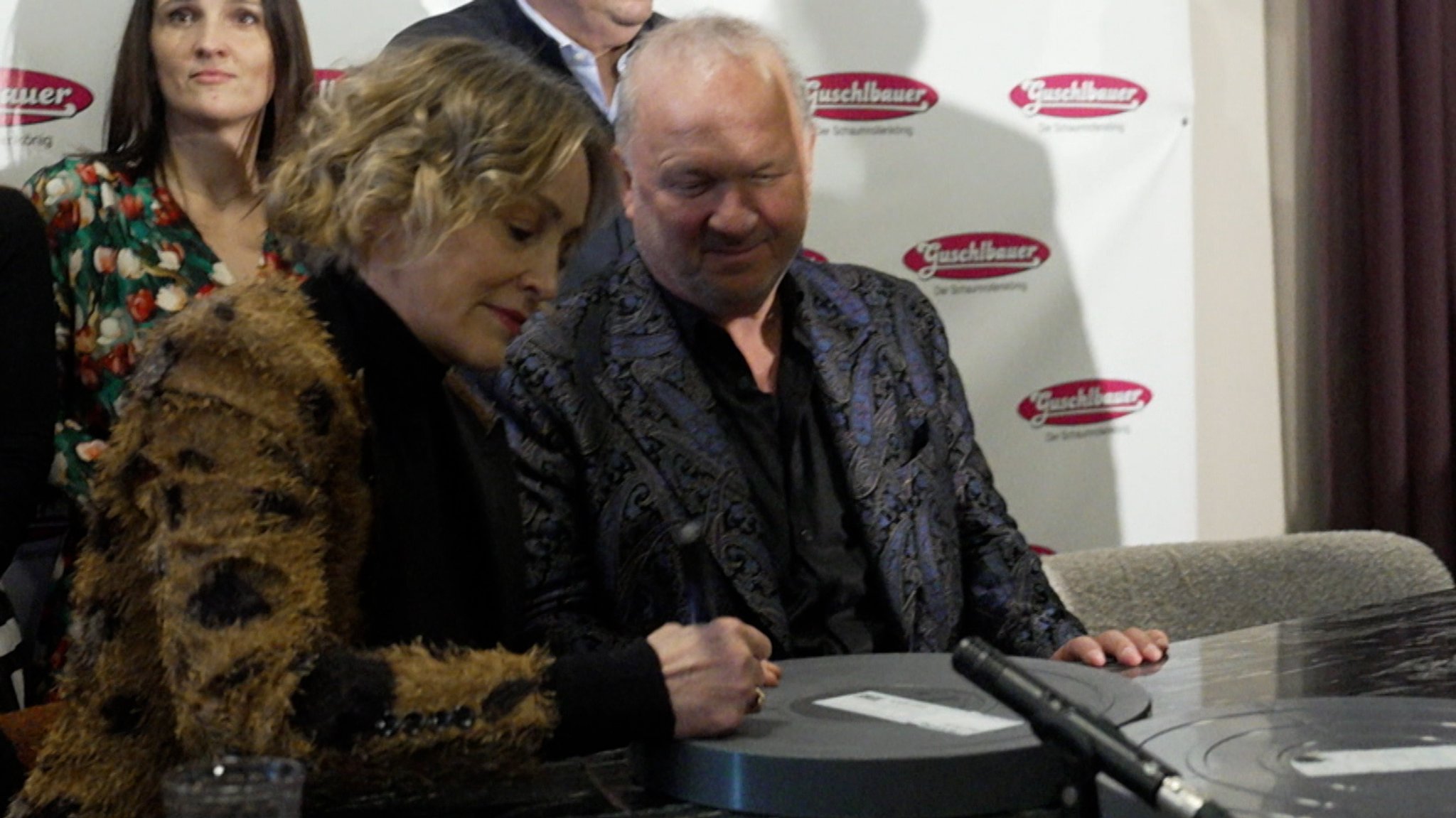 Hollywood-Megastar Sharon Stone folgt der Einladung des Schaumrollenkönigs Karl Guschlbauer zum Wiener Opernball. | Bild: BR24 Hollywood-Megastar Sharon Stone folgt der Einladung des Schaumrollenkönigs Karl Guschlbauer zum Wiener Opernball.