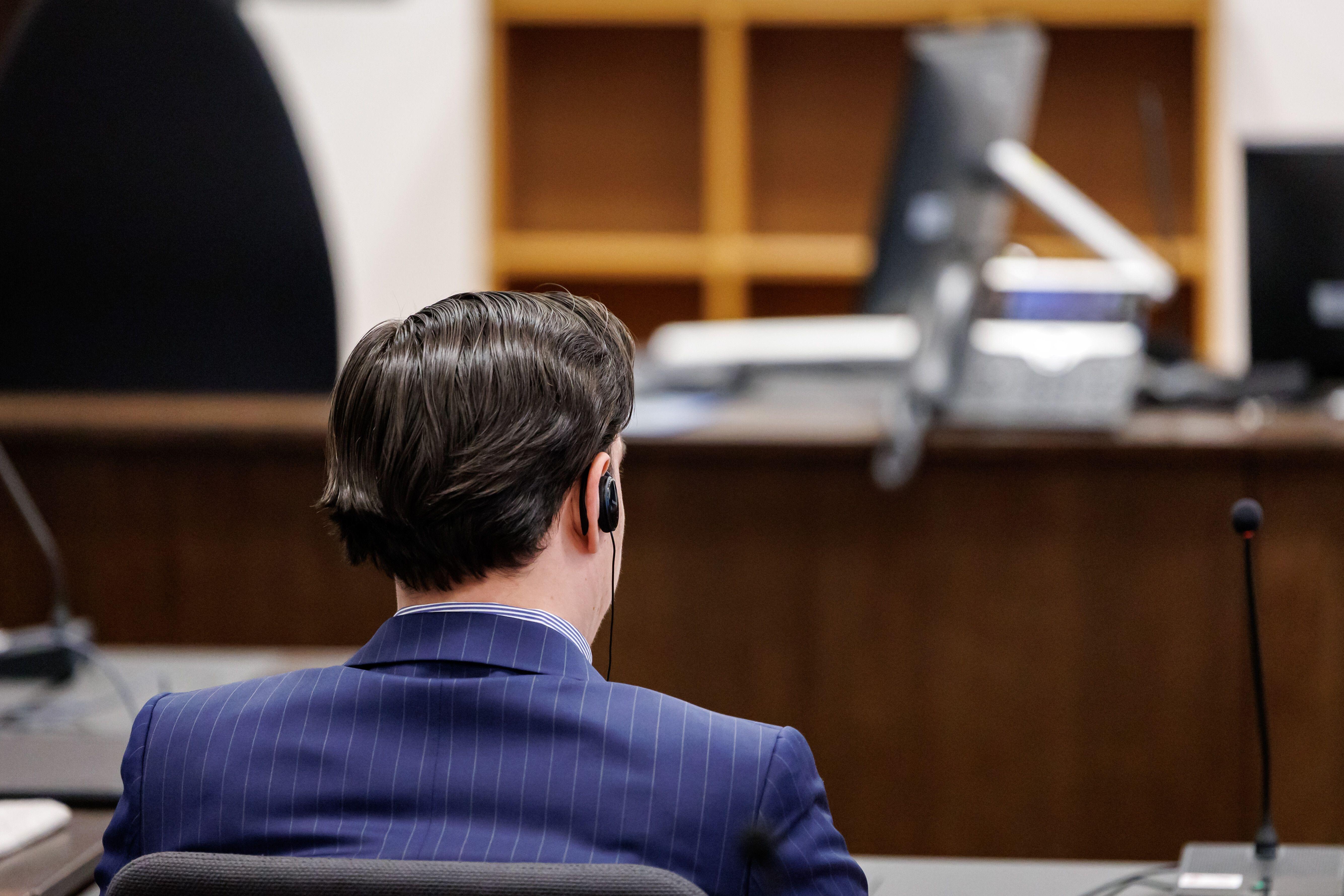 Angeklagter von hinten beim Prozessbeginn am Landgericht Nürnberg-Fürth.