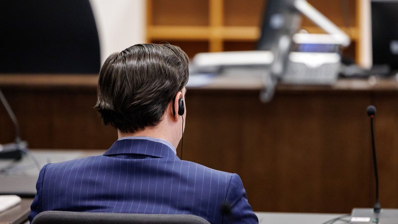 Angeklagter von hinten beim Prozessbeginn am Landgericht Nürnberg-Fürth. | Bild: picture alliance/dpa | Daniel Karmann Angeklagter von hinten beim Prozessbeginn am Landgericht Nürnberg-Fürth.