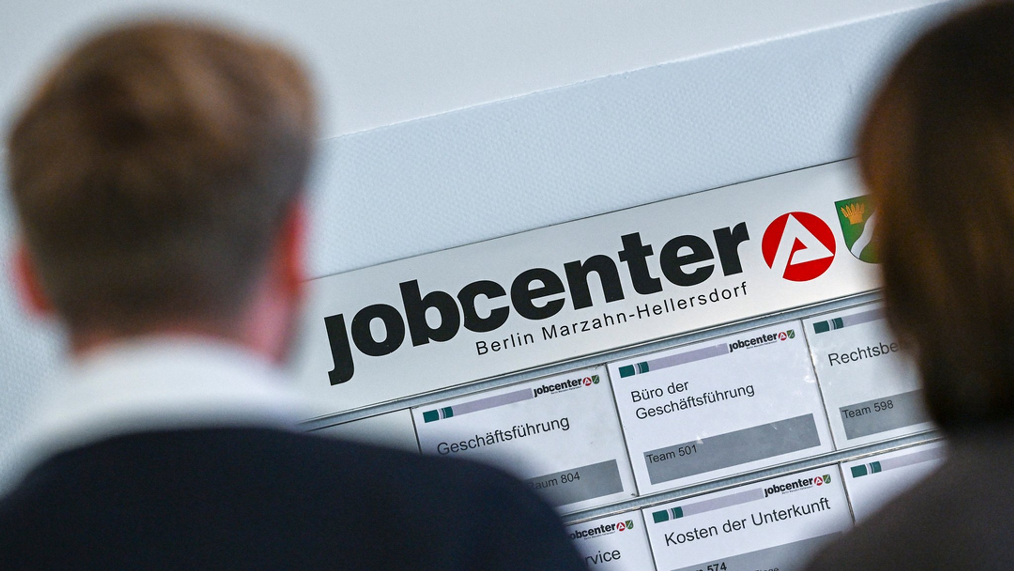 Eine Informationstafel im Jobcenter Marzahn-Hellersdorf der Agentur für Arbeit.