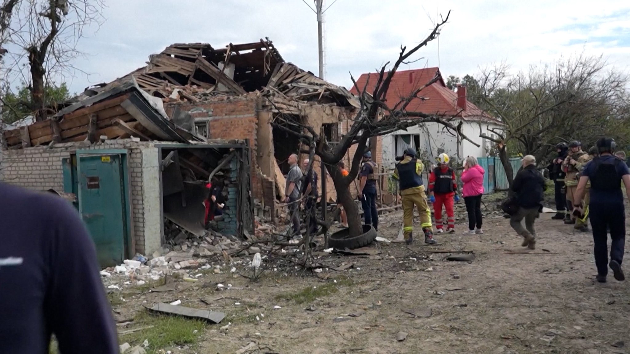 Bei russischen Angriffen auf mehrere ukrainischen Städte sind mindestens zwei Menschen getötet worden. | Bild: Bayerischer Rundfunk 2026 Bei russischen Angriffen auf mehrere ukrainischen Städte sind mindestens zwei Menschen getötet worden.