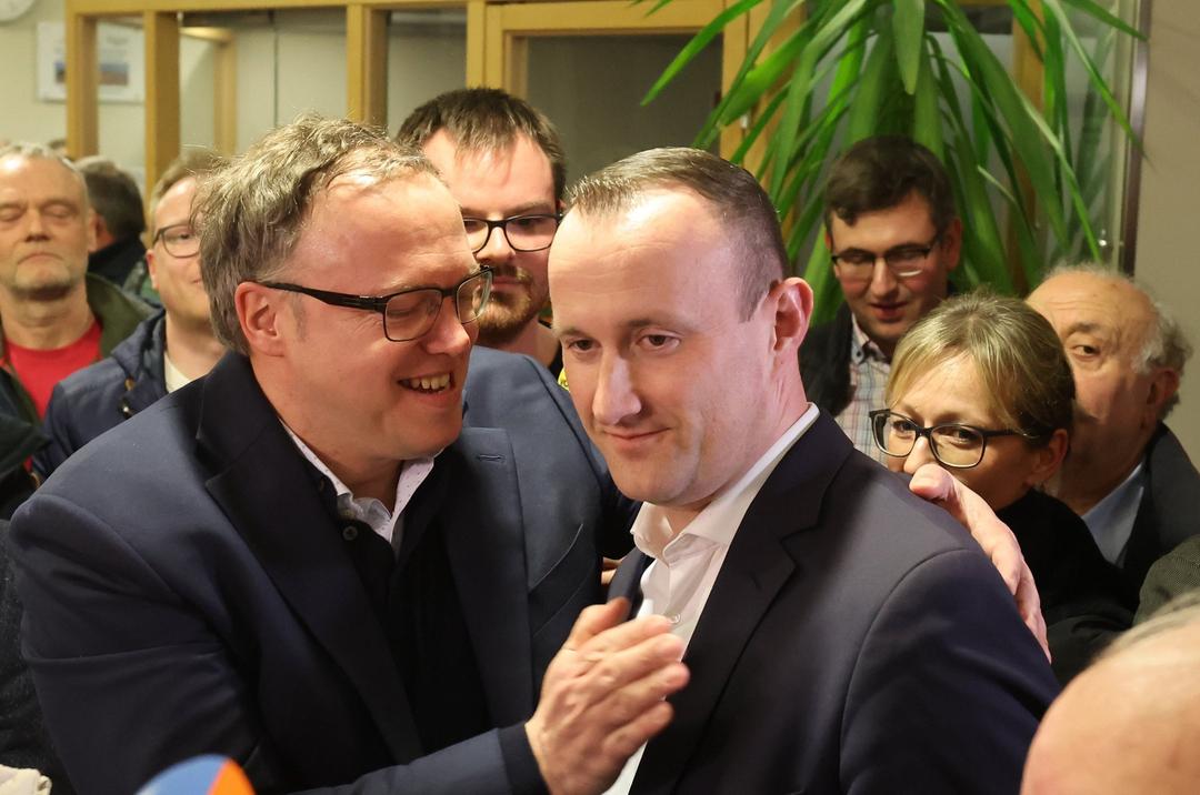 Mario Voigt (l.), CDU-Vorsitzender in Thüringen, beglückwünscht Christian Herrgott, CDU-Kandidat zur Stichwahl für Landratswahl im Saale-Orla-Kreis