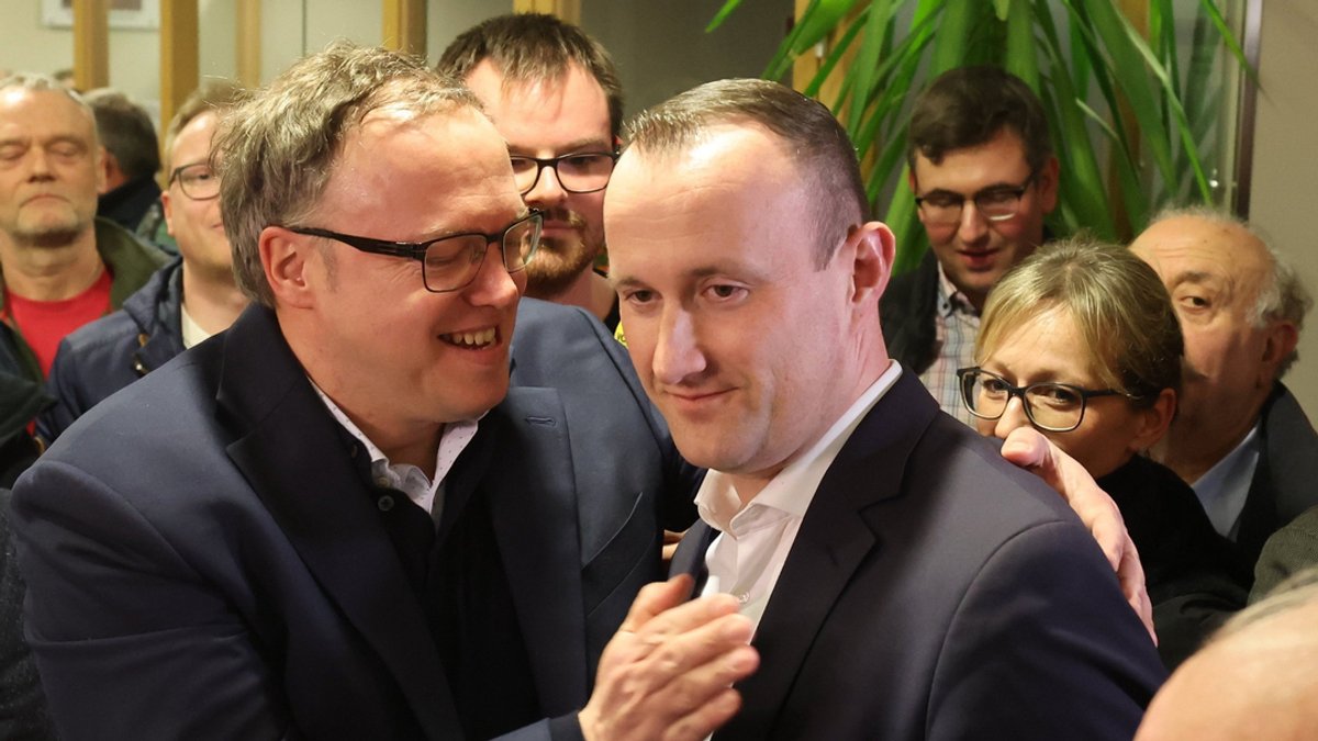Mario Voigt (l.), CDU-Vorsitzender in Thüringen, beglückwünscht Christian Herrgott, CDU-Kandidat zur Stichwahl für Landratswahl im Saale-Orla-Kreis