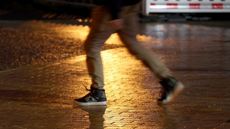 Ein Fußgänger geht über einen vereisten Bürgersteig | Bild: picture alliance/dpa | Bernd Wüstneck Ein Fußgänger geht über einen vereisten Bürgersteig