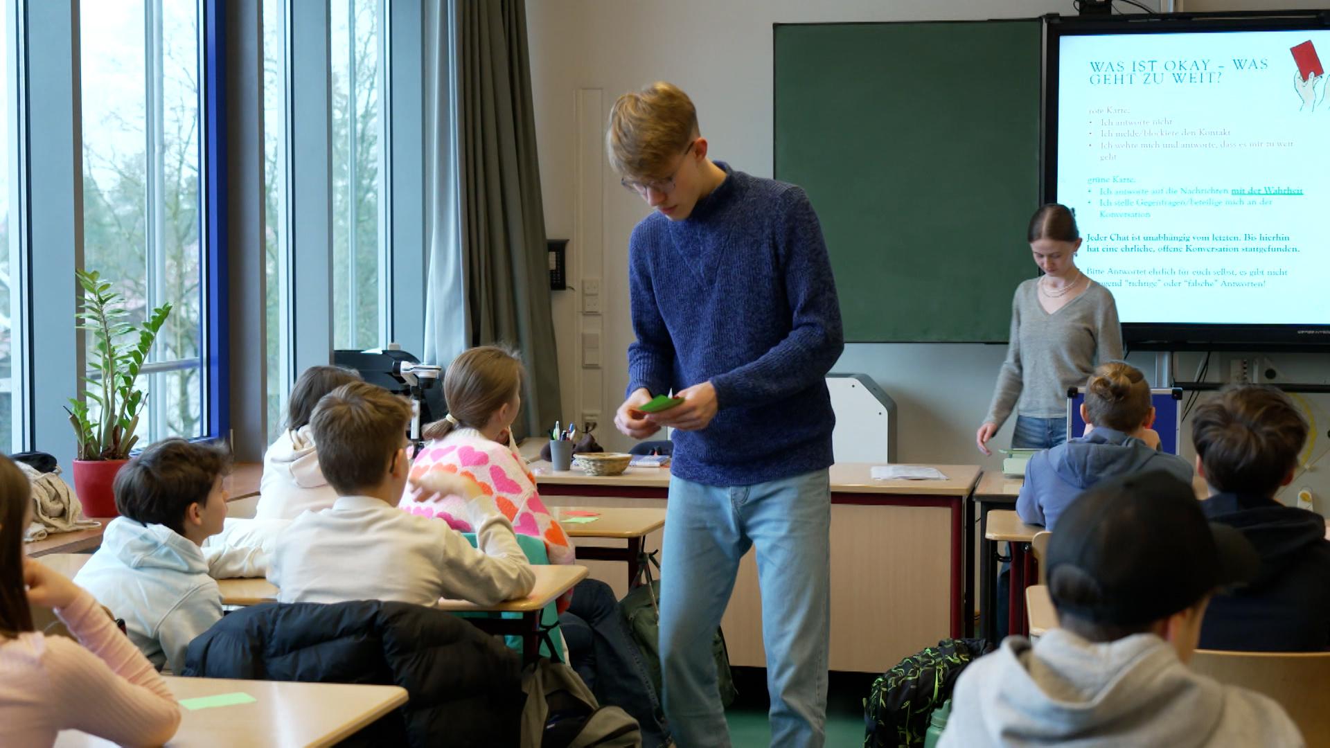 Zwei Medienscouts geben Tipps in einer Schulklasse