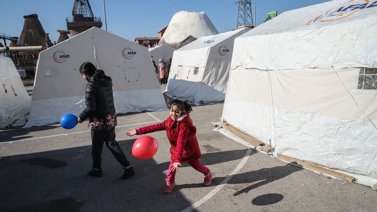 Kinder spielen in einem Notlager für Erdbebenopfer in der Türkei. (Archiv: 09.02.2023)