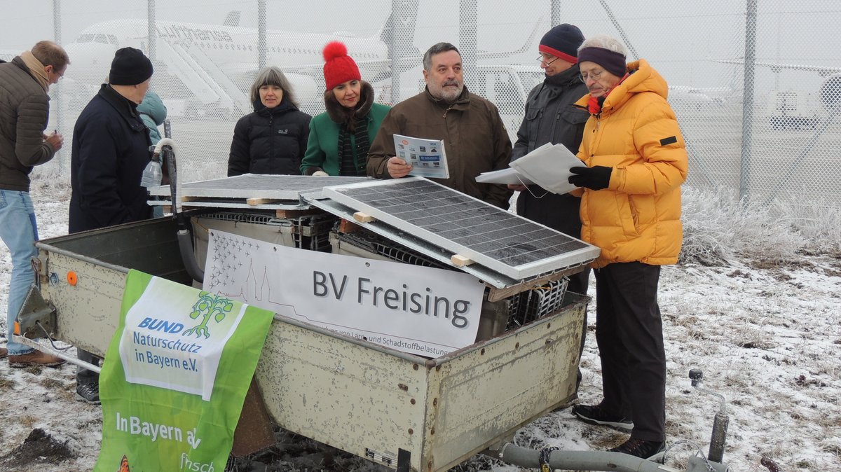 Bürgerverein Freising, Bund Naturschutz und Bündnis AufgeMUCkt stellen nahe dem Flughafen München eine mobile Messanlage für Ultrafeinstaub auf