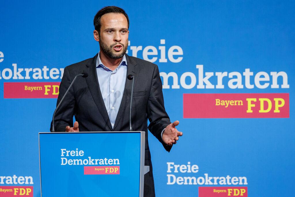 ARCHIV - 11.11.2023, Bayern, Amberg: Martin Hagen, Landesvorstand und Fraktionsvorsitzender der FDP im Bayerischen Landtag, spricht beim Landesparteitag der FDP Bayern. (zu dpa: «Bayerns FDP-Chef stellt Verbleib in der Ampel infrage») Foto: Daniel Karmann/dpa +++ dpa-Bildfunk +++