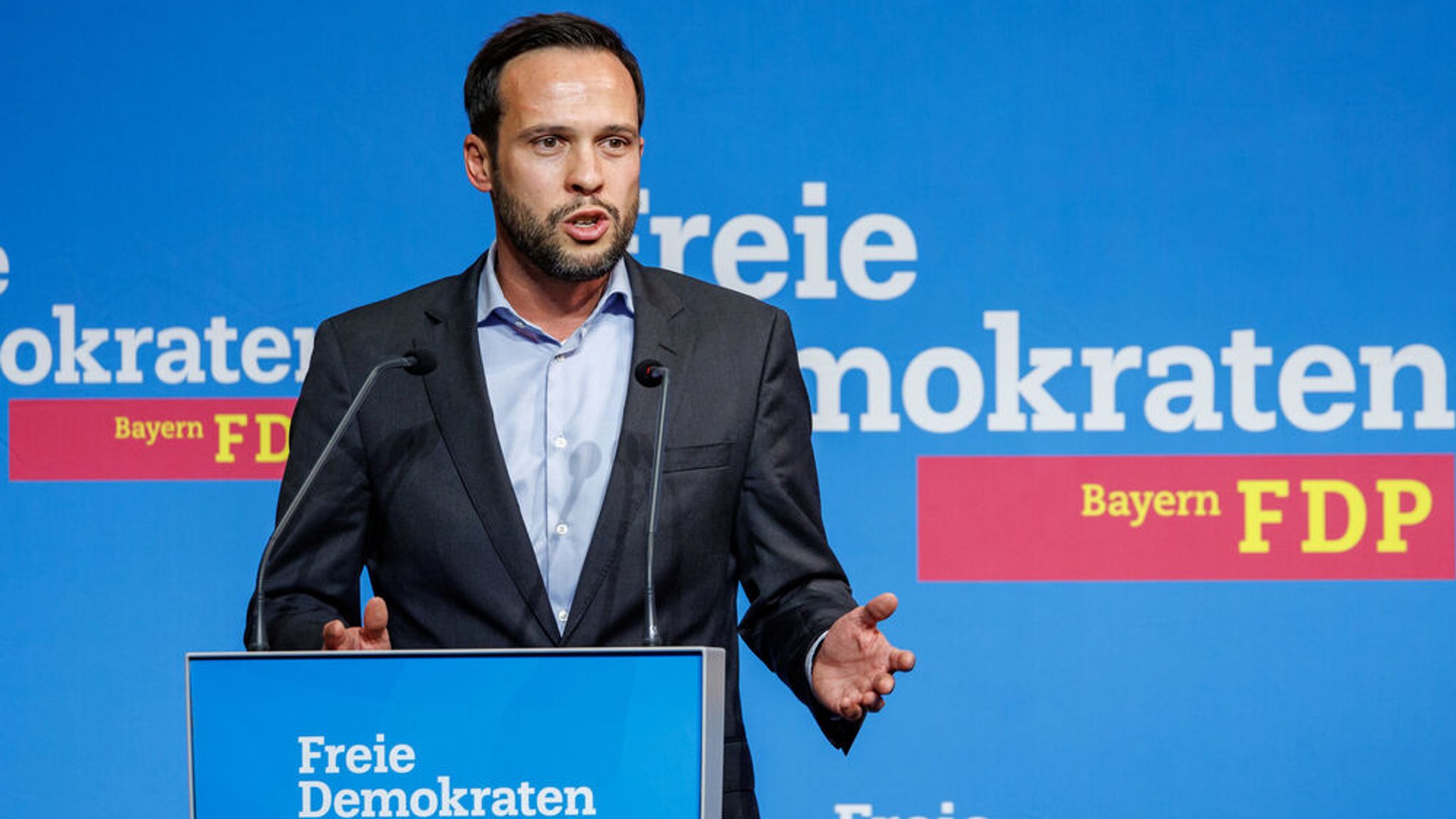 ARCHIV - 11.11.2023, Bayern, Amberg: Martin Hagen, Landesvorstand und Fraktionsvorsitzender der FDP im Bayerischen Landtag, spricht beim Landesparteitag der FDP Bayern. (zu dpa: «Bayerns FDP-Chef stellt Verbleib in der Ampel infrage») Foto: Daniel Karmann/dpa +++ dpa-Bildfunk +++