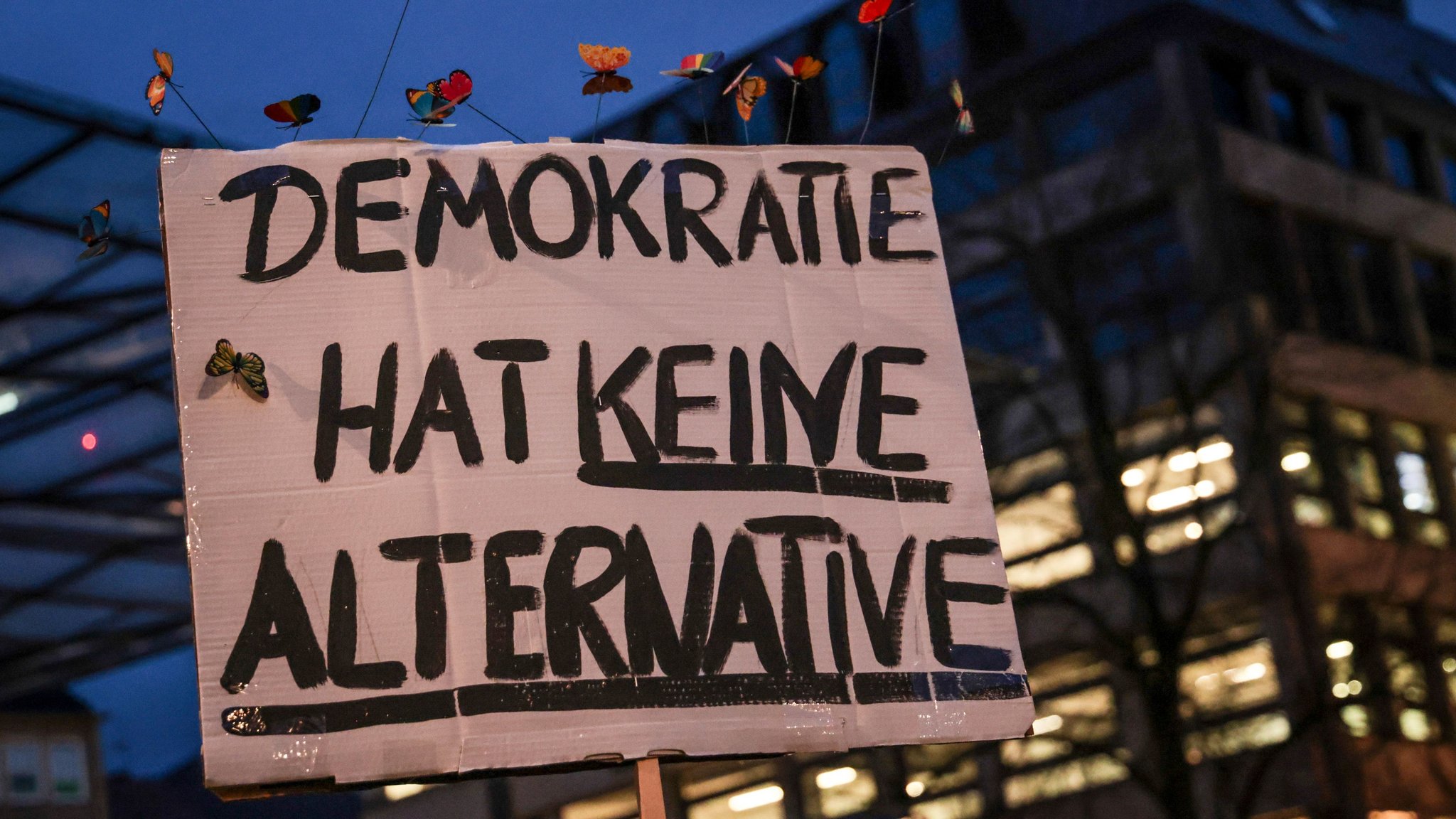 Symbolbild: Ein Plakat mit der Aufschrift "Demokratie hat keine Alternative".