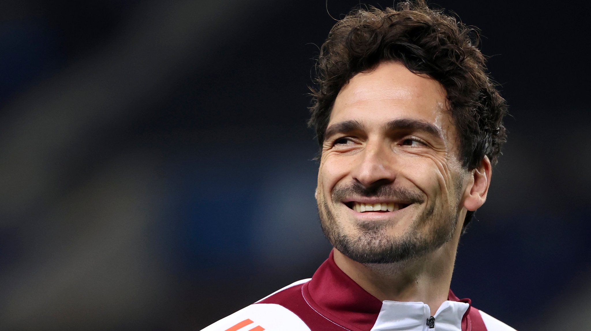 ARCHIV - 13.02.2025, Portugal, Porto: Fußball: Europa League, FC Porto - AS Rom, K.o.-Runde, Zwischenrunde, Hinspiele. Romas Mats Hummels lächelt während des Aufwärmens. (zu dpa: «Mats Hummels beendet Karriere im Sommer») Foto: Luis Vieira/AP/dpa +++ dpa-Bildfunk +++