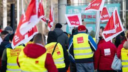 Beschäftigte des öffentlichen Dienstes nehmen an einer Kundgebung in München teil. | Bild:dpa-Bildfunk/Sven Hoppe