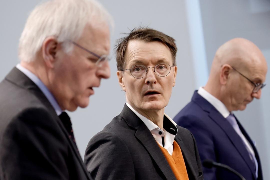 Reinhard Sager (l-r), Landkreistag-Präsident, Karl Lauterbach, Bundesgesundheitsminister, und Uwe Brandl, Präsident des Städte-und Gemeindebundes