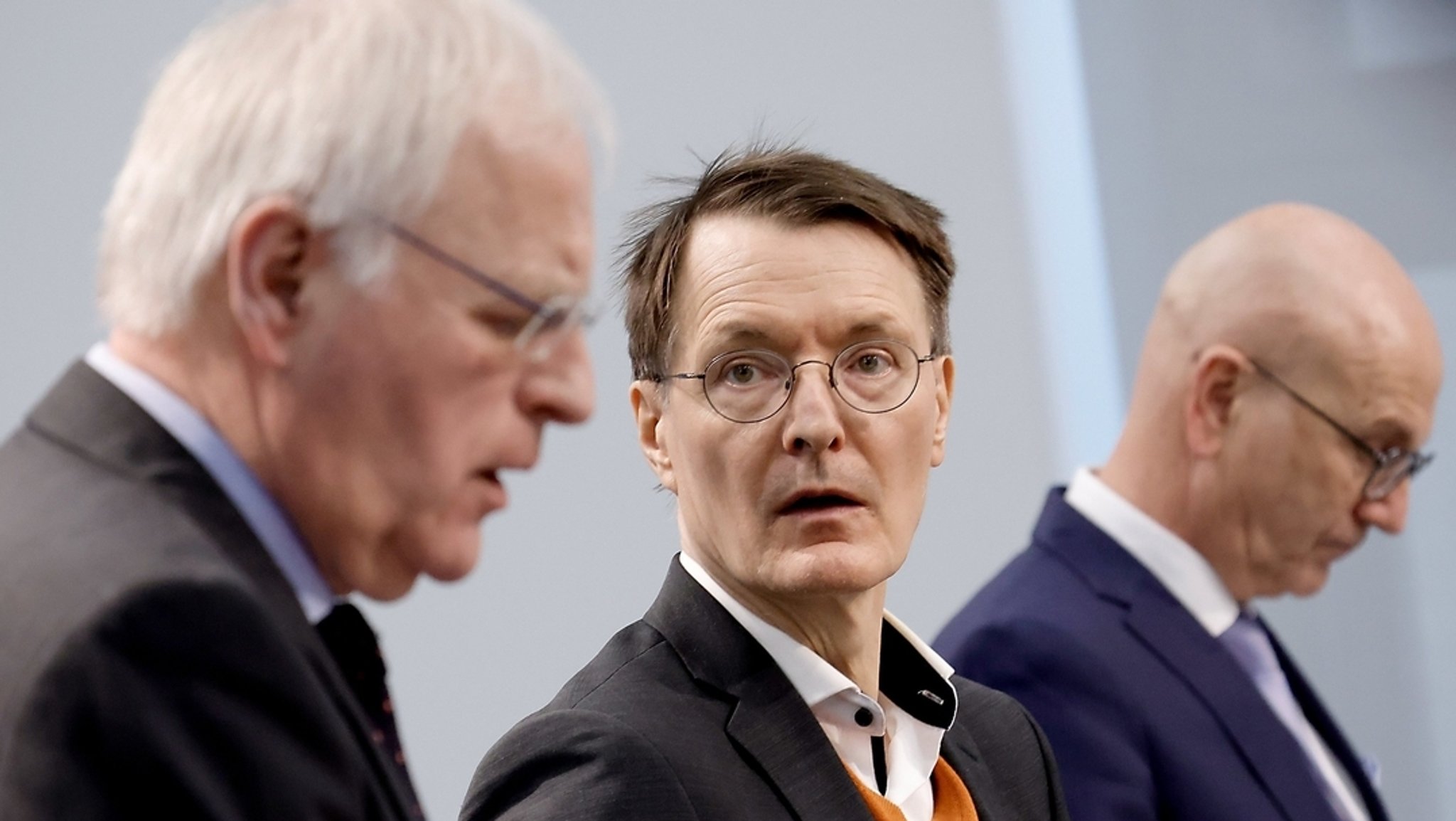 Reinhard Sager (l-r), Landkreistag-Präsident, Karl Lauterbach, Bundesgesundheitsminister, und Uwe Brandl, Präsident des Städte-und Gemeindebundes