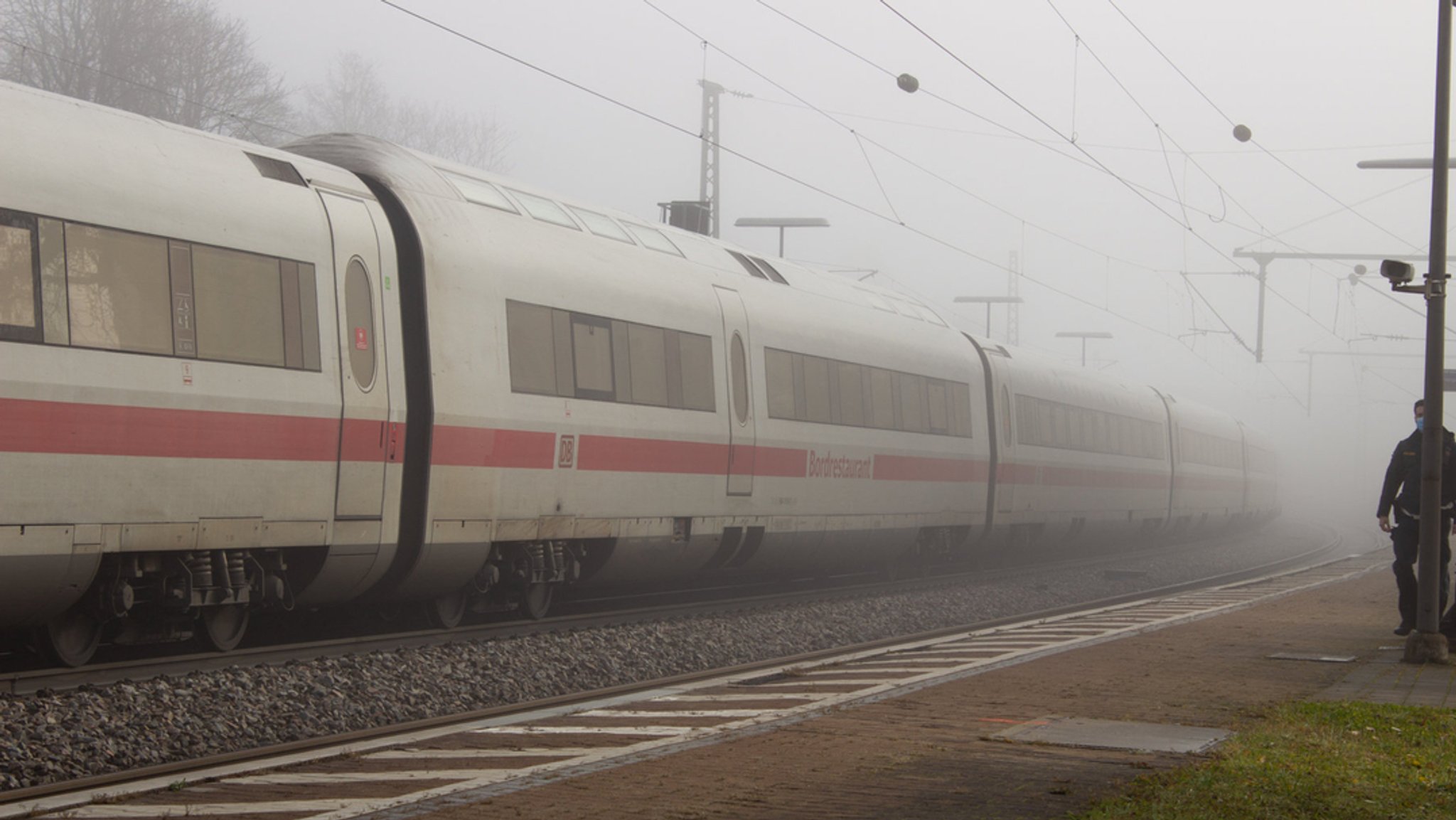 ICE am Bahnhof Seubersdorf in der Oberpfalz.