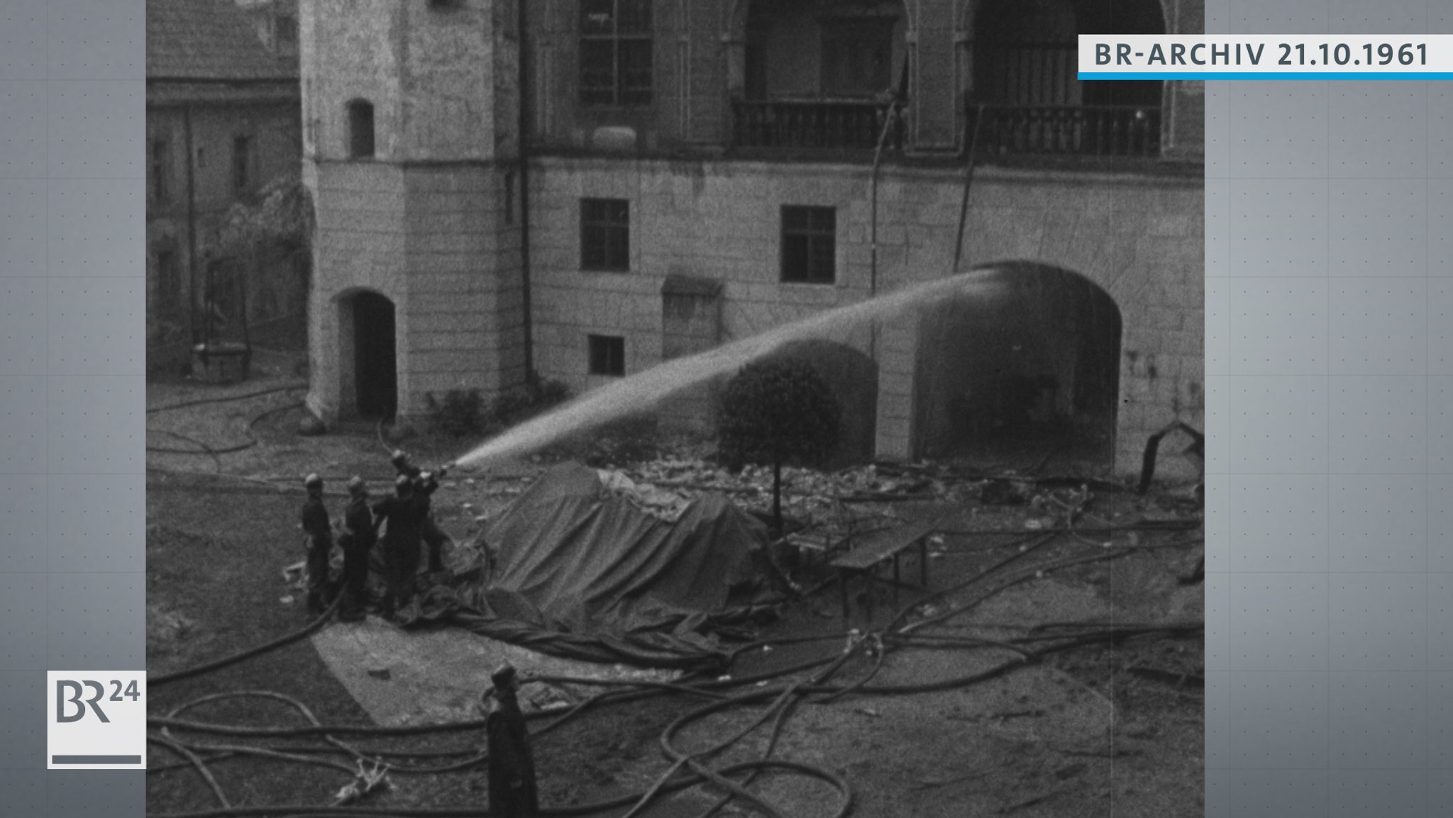 Feuerwehr beim Löschen der Burg Trausnitz