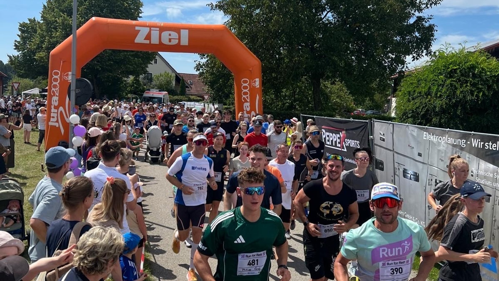 Teilnehmer beim "Run for Rett"-Lauf in Herrnried in der Oberpfalz | Bild: Christian Selch Teilnehmer beim "Run for Rett"-Lauf in Herrnried in der Oberpfalz