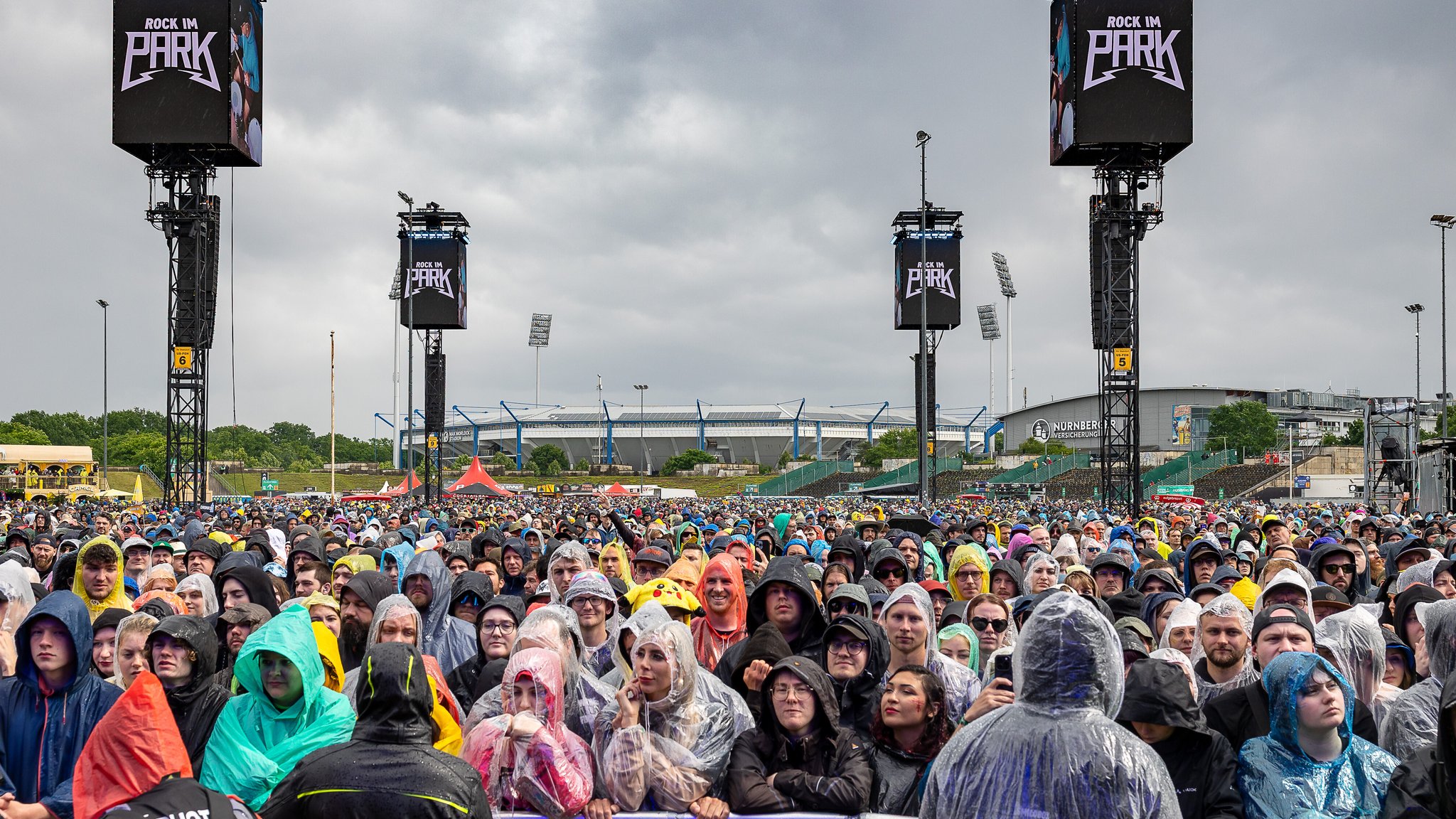 Musikfans im Regen bei Rock im Park. | Bild: picture alliance / Eibner-Pressefoto | Eibner-Pressefoto/Ardan Fuessman Musikfans im Regen bei Rock im Park.