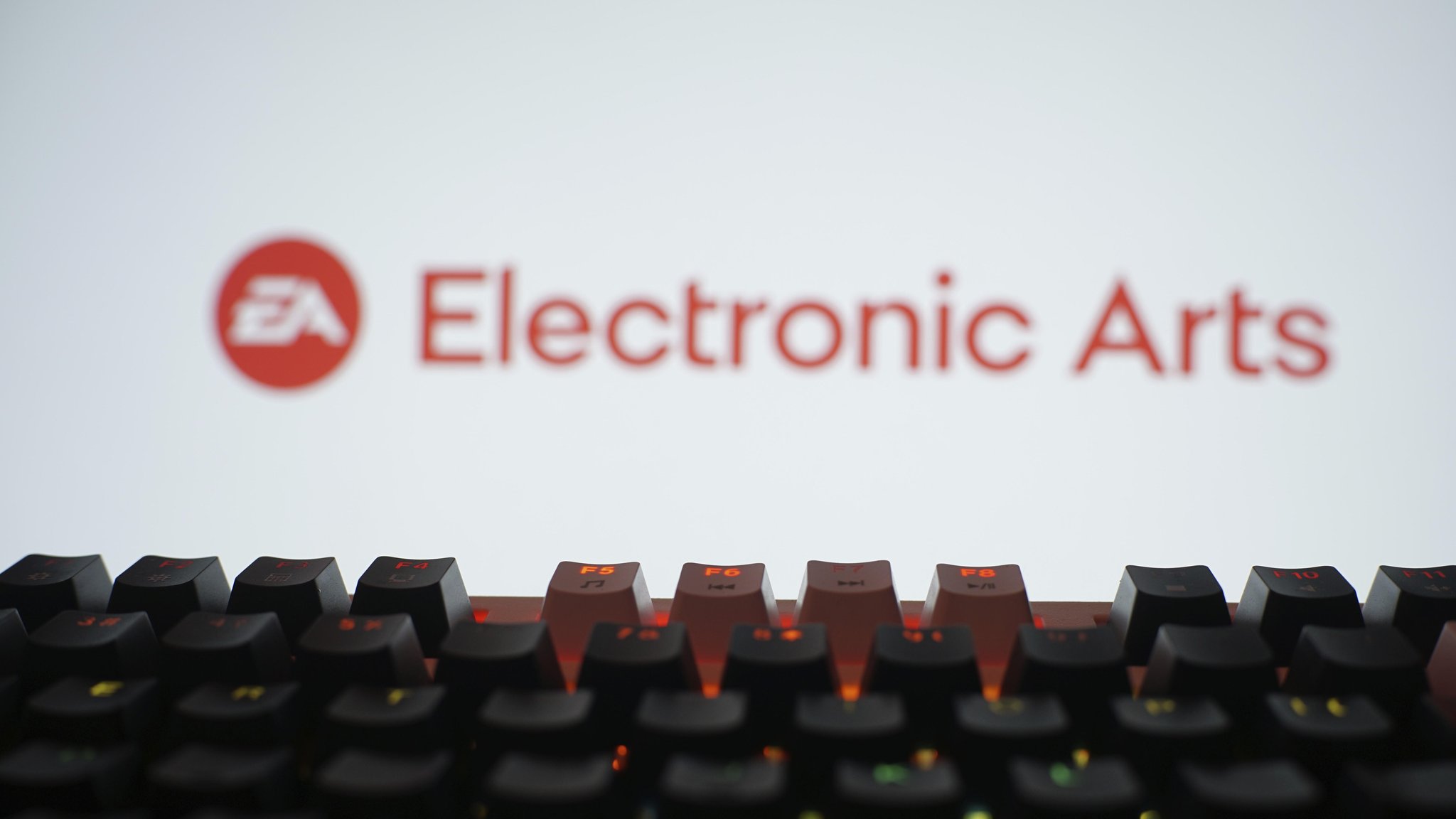 (Symbolbild) Eine Tastatur vor einem Bildschirm mit dem Logo von Electronic Arts | Bild: picture alliance / imageBROKER | Md Mamun Miah (Symbolbild) Eine Tastatur vor einem Bildschirm mit dem Logo von Electronic Arts