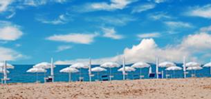 Ein Stand mit weißen Sonnenschirmen. | Bild:stock.adobe.com/Gabriele Maltinti