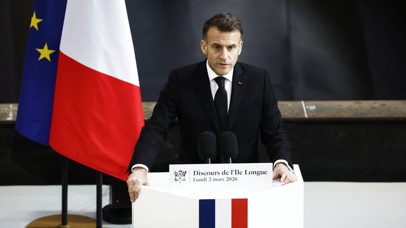 Frankreichs Präsident Macron bei seiner Rede auf dem Marinestützpunkt Île Longue am 2. März 2026 | Bild: Reuters/Yoan Valat Frankreichs Präsident Macron bei seiner Rede auf dem Marinestützpunkt Île Longue am 2. März 2026