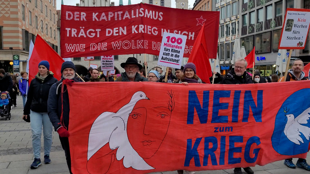 In mehreren bayerischen Städten haben Anhängerinnen und Anhänger der Friedensbewegung für ihre Anliegen demonstriert. | Bild: BR In mehreren bayerischen Städten haben Anhängerinnen und Anhänger der Friedensbewegung für ihre Anliegen demonstriert.
