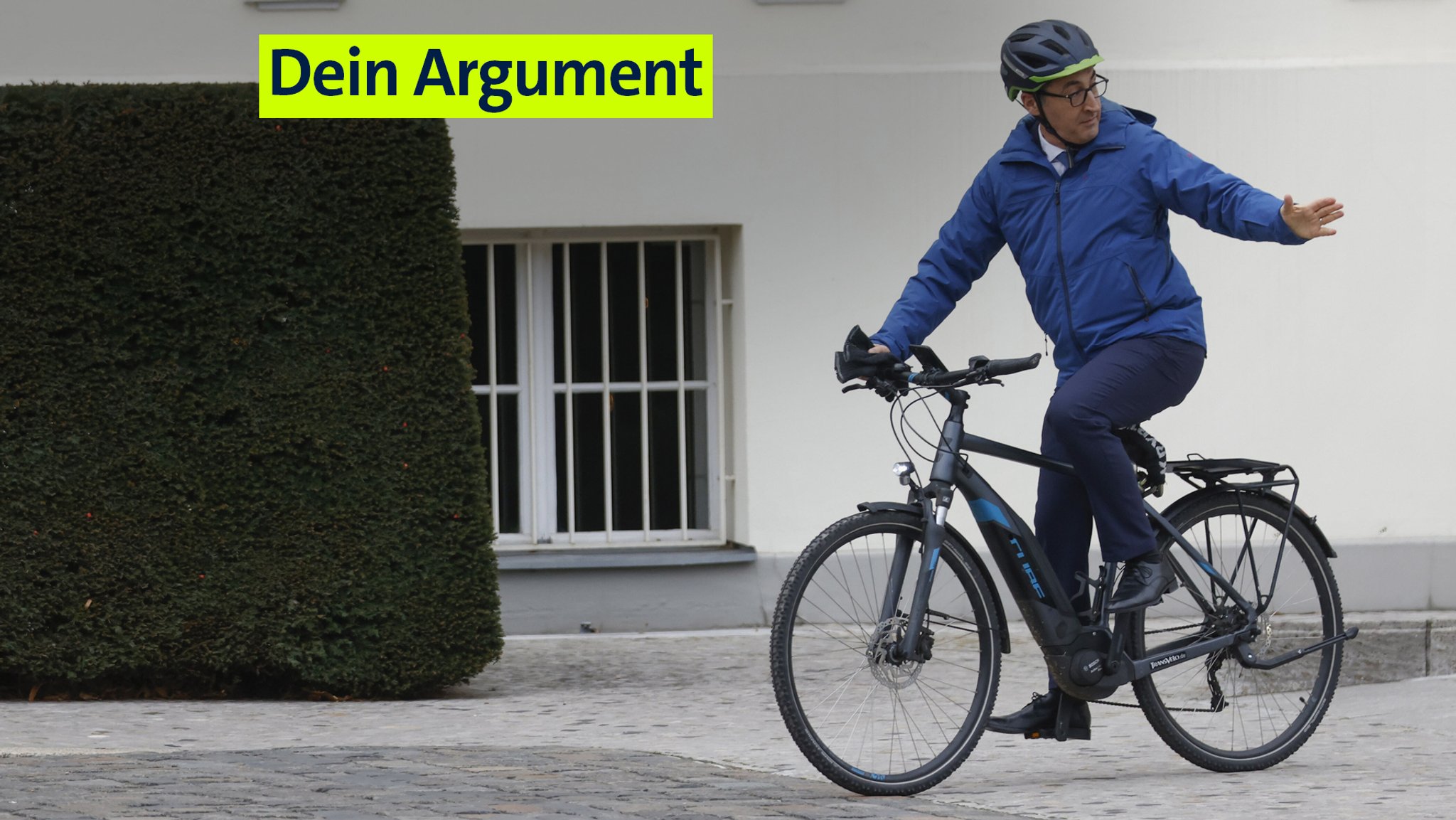 Grünen-Politiker Cem Özdemir auf dem Fahrrad.